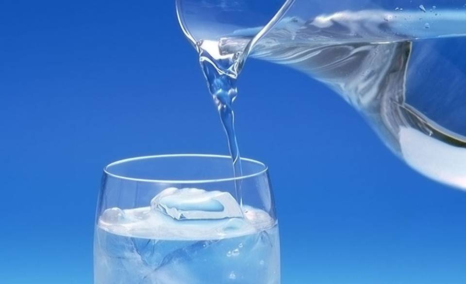 Un bicchiere di acqua fresca